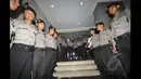 Sejumlah polisi membentuk barikade kanan kiri dan tepat di depan pintu Mabes Polri, Jakarta, Jumat (24/1/2015). (Liputan6.com/Miftahul Hayat)