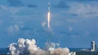 Korea Selatan luncurkan satelit militer pertamanya, ANASIS-II, yang dibawa oleh Roket Falcon 9 dari Stasiun Angkatan Udara Cape Canaveral di Florida, AS, Selasa (21/7/2020). (Photo credit: South Korea's Defense Acquisition Program Administration/AFP)