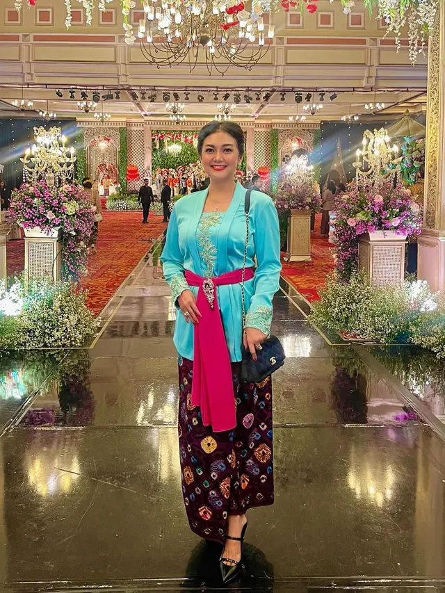 Potret Bella Saphira Kondangan Bareng Ibu-ibu Pejabat, Cantik dengan Kebaya ala Bali