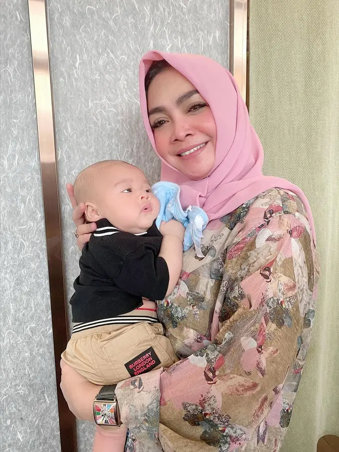 Potret Cantik 6 Seleb Indo Bersama Cucu, Awet Muda walau sudah Jadi Nenek