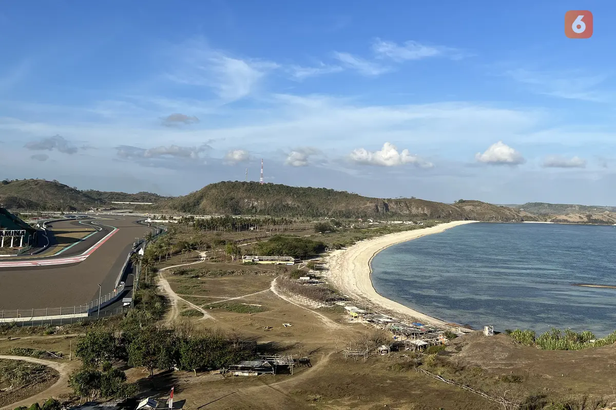Foto: Menikmati Keindahan Sirkuit Mandalika yang Berpadu dengan Pantai Pesisir Selatan Pulau Lombok dari Atas Bukit Seger