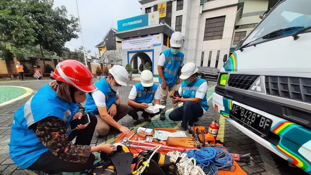 Petugas PLN Jatim siaga menyambut Ramadan dan Lebaran. (Dian Kurniawan/Liputan6.com)