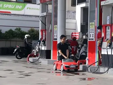 Mobilnya kecil banget, sekali isi bensin dalemnya auto banjir. (Source: brilio.net)