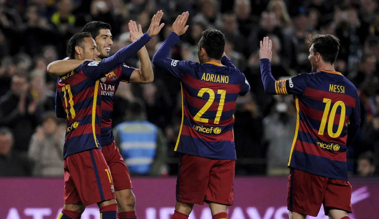 Para pemain Barcelona merayakan gol yang dicetal Luiz Suarez pada laga La Liga Spanyol di Stadion Cam Nou, Barcelona, Kamis (31/12/2015) dini hari WIB. (REUTERS/Stringer)