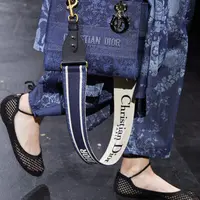 Sepatu ala ballerina atau en pointe adalah sepatu klasik yang tak lekang oleh waktu. Memberikan kesan minimalis dan elegan, sepatu ini juga semakin digemari berkat kenyamanan ekstra yang diberikan. Foto: Dior.