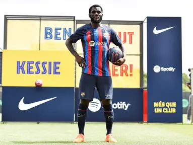 Gelandang baru Barcelona asal Pantai Gading, Franck Kessie berpose untuk foto saat upacara presentasi di tempat latihan Joan Gamper di Sant Joan Despi, dekat Barcelona (6/7/2022). Franck Kessie resmi berseragam Barcelona. Ia didatangkan secara gratis usai kontraknya dengan AC Milan habis. (AFP/Pau Barrrena)