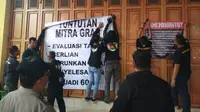 Pengemudi Ojol Segel Kantor Gojek dan Grab Purwokerto