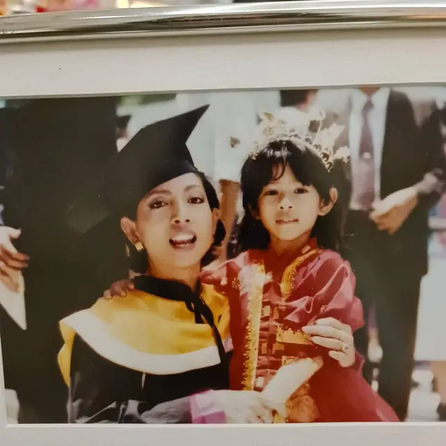 6 Foto Lawas Dian Sastrowardoyo Saat Masih Kecil, Cinta Kebaya Sedari Dulu