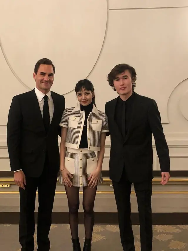 Gaya Monokrom BLACKPINK Foto Bareng Ibu Negara Prancis di Acara Amal