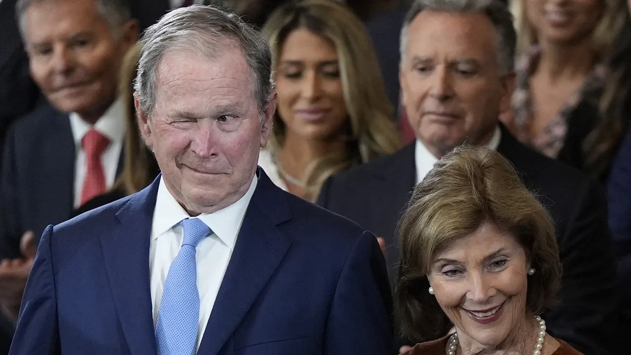 Mantan Presiden AS George W Bush dan istrinya, Laura Bush. (Julia Demaree Nikhinson / AFP)