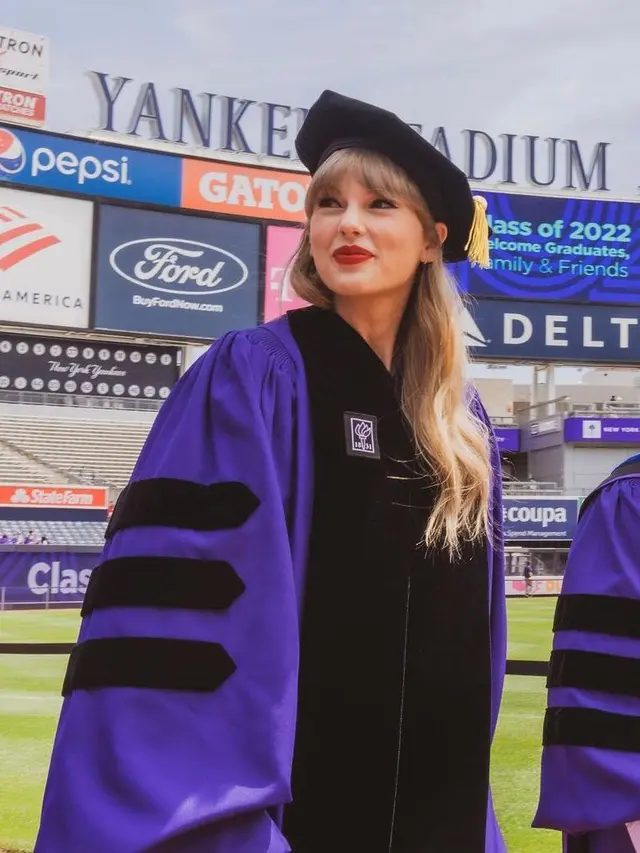 Tampilan Perdana Taylor Swift Pakai Toga di Wisuda NYU, Raih Gelar Doktor Kehormatan