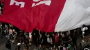 Warga berkumpul saat protes antipemerintah di Santiago, Chile, Jumat (25/10/2019). Aksi protes ini disebut-sebut sebagai yang terbesar di Chile dalam beberapa dekade terakhir. (AP Photo/Esteban Felix)