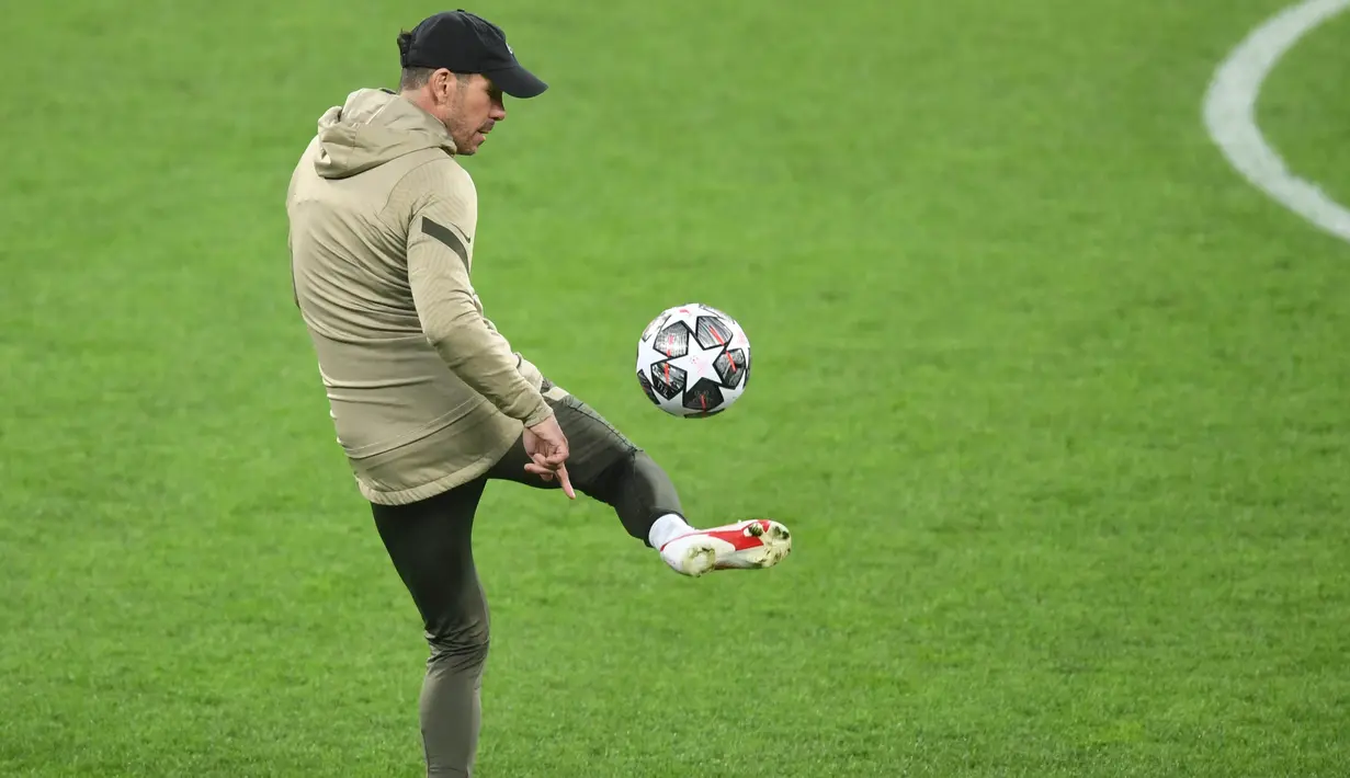 Pelatih Atletico Madrid, Diego Simeone, mengontrol bola saat sesi latihan jelang laga babak 16 besar Liga Champions di The National Arena, Rumania, Senin (22/2/2021). Wakil Spanyol itu akan berhadapan dengan Chelsea. (AFP/Daniel Mihalescu)