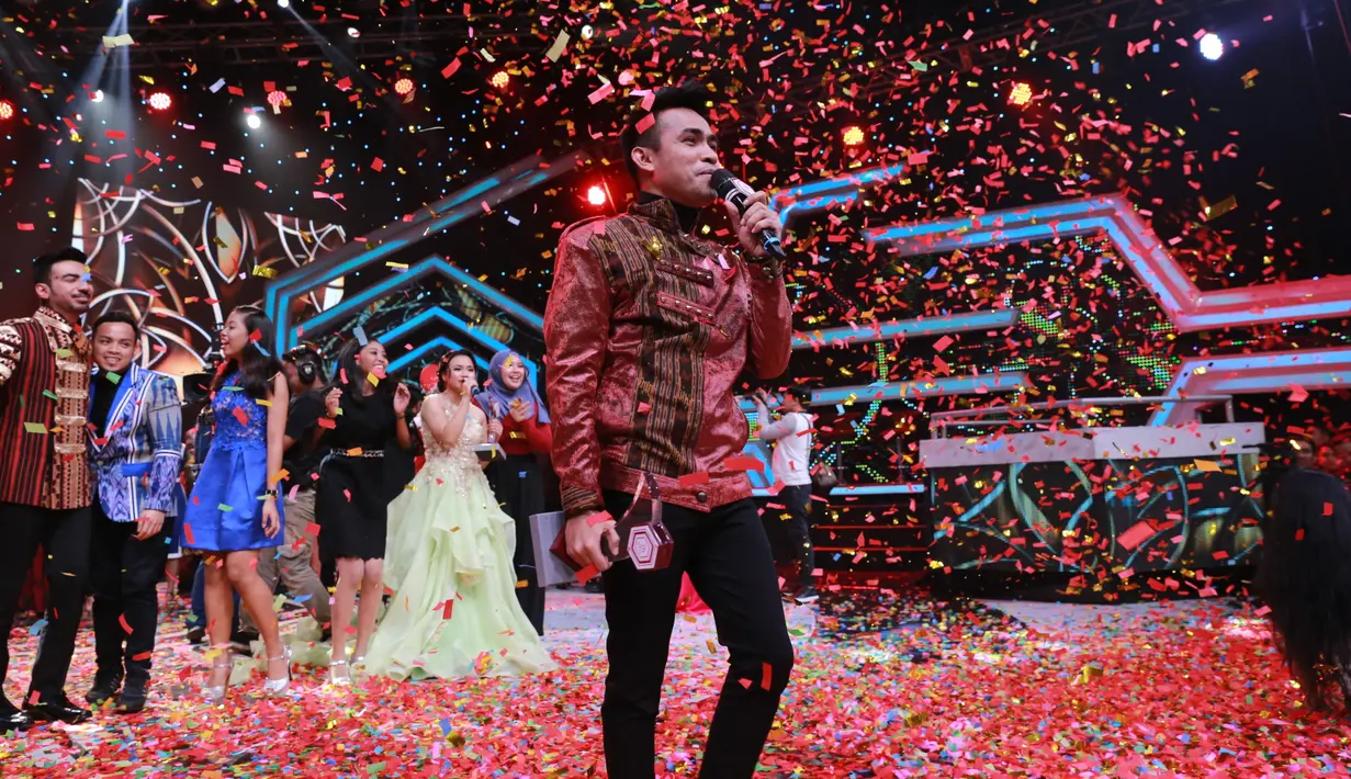 Suasana panggung begitu  meriah ketika sebuah nama lahir sebagai pemenangnya. Perasaan bahagia bercampur haru sangat begitu terasa di panggung megah tersebut. (Adrian Putra/Bintang.com)