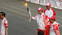 Ketua Inasgoc Erick Thohir Menpora Imam Nahrawi dan Presiden Joko Widodo saat acara api obor Asian Games 2018 sebelum upacara penurunan Bendera Merah Putih di Istana Negara Jakarta, Jumat (17/8). (Liputan6.com/Pool/Eko)