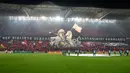 Fans menunjukkan gambar untuk menghormati korban gempa Turki dan Suriah sebelum dimulainya pertandingan sepak bola leg pertama playoff Liga Konferensi Eropa antara Trabzonspor dan Basel di Stadion Senol Gunes, Trabzon, Turki, 16 Februari 2023. (AP Photo)