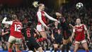 Pemain Arsenal, Stina Blackstenius (tengah) mencetak gol kedua timnya ke gawang Bayern Munchen pada laga leg kedua perempat final Liga Champions 2022/2023 di Emirates Stadium, London, 29 Maret 2023. The Gunners menang dengan skor 2-0. (AP Photo/PA/Mike Egerton)