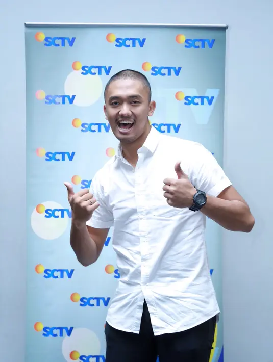 "Alhamdulillah, jerih payah itu menghasilkan. Tapi dengan apa yang udah gua raih, masa lalu tetap enggak bisa terlupakan," kata Uus ditemui di SCTV Tower, Senayan, Jakarta, Selasa (17/5/2016). (Galih W. Satria/Bintang.com)