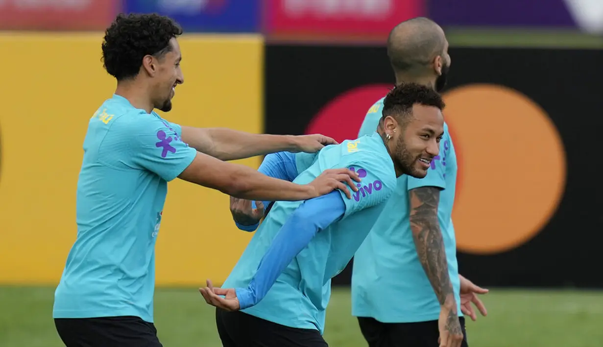 Pemain Brasil Neymar (tengah) dan Marquinhos (kiri) saat sesi latihan di pusat pelatihan Granja Comary, Teresopolis, Brasil, 23 Maret 2022. Brasil akan menghadapi Chile pada pertandingan sepak bola kualifikasi Piala Dunia 2022 di Rio de Janeiro. (AP Photo/Silvia Izquierdo)
