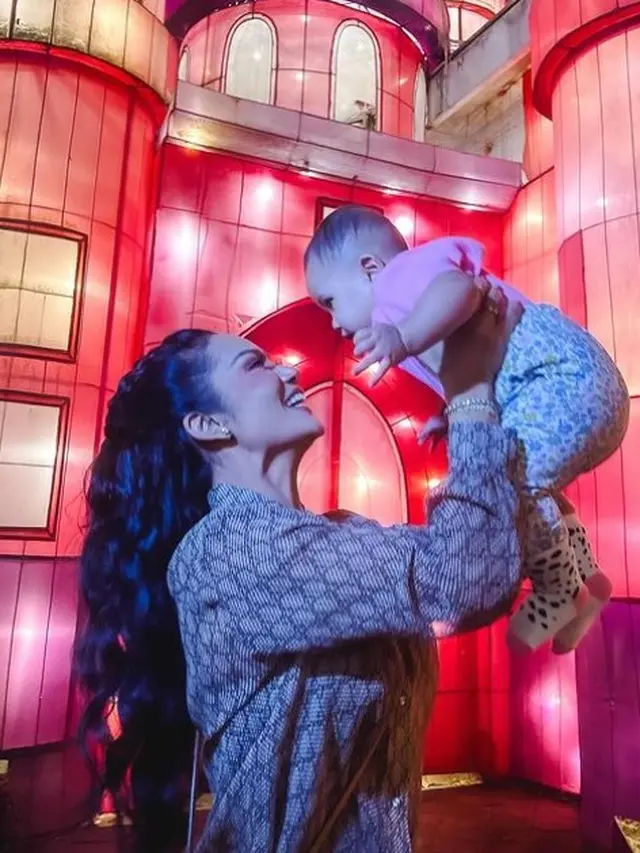 Krisdayanti momong cucu (Instagram/krisdayantilemos)