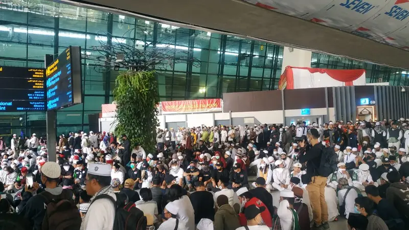 Suasana penjemputan Rizieq Shihab oleh simpatisannya di Bandara Soetta