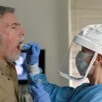 Ilustrasi Covid-19 swab test (Foto: Shutterstock By JHDT Productions)