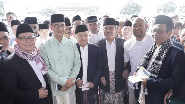 Jusuf Kalla, Didit Hediprasetyo, Anies Baswedan, Jimly Asshiddiqie, dan Mahfud MD menunaikan salat Id bareng di Lapangan Masjid Agung Al Azhar, Sabtu (21/3/2026) (Istimewa)