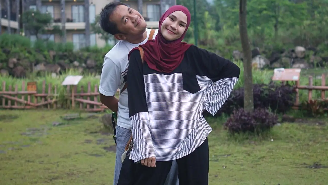 Jarang Tersorot, Ini 6 Momen Romantis Zaskia Adya Mecca dan Hanung Bramantyo
