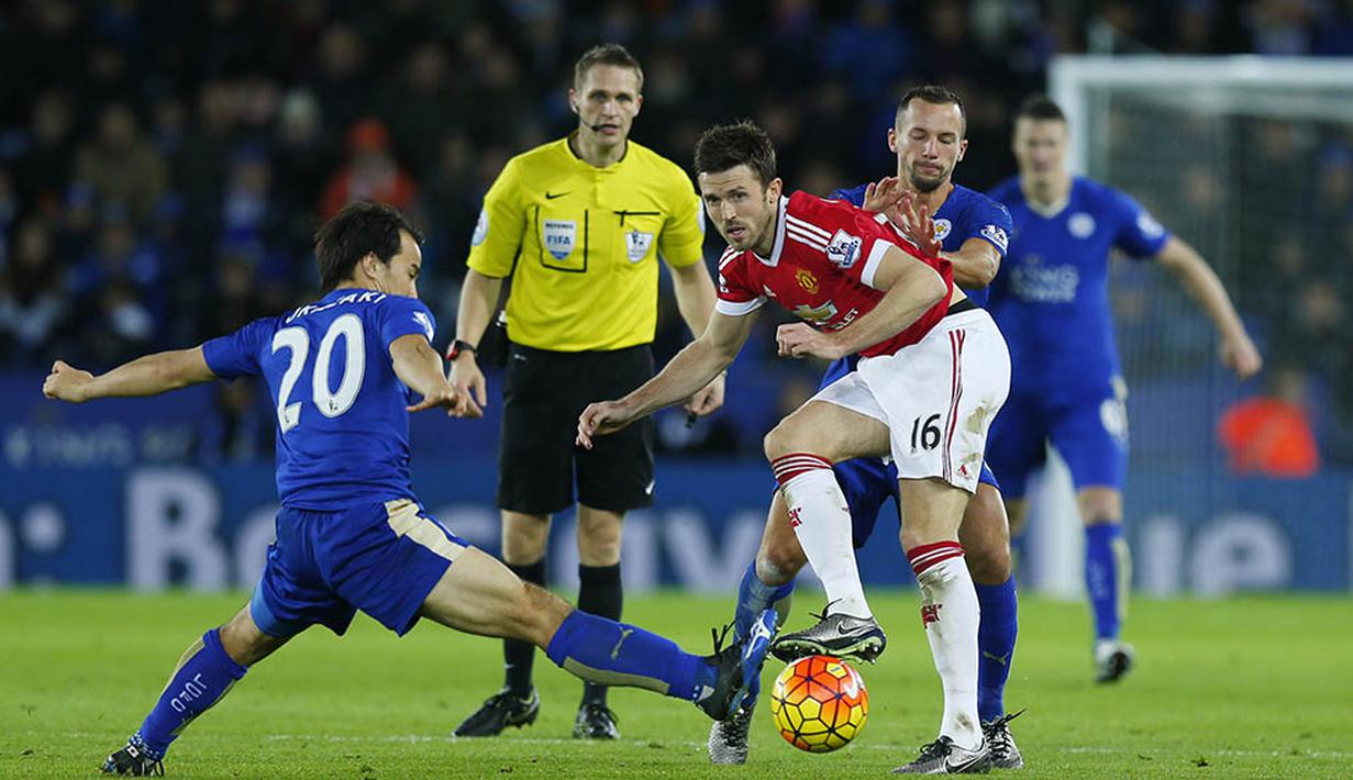 Gelandang MU, Michael Carrick, berusaha mengecoh pemain Leicester, Shinji Okazaki, pada laga Liga Premier Inggris di Stadion King Power, Inggris, Sabtu (28/11/2015). (Reuters/Eddie Keogh)