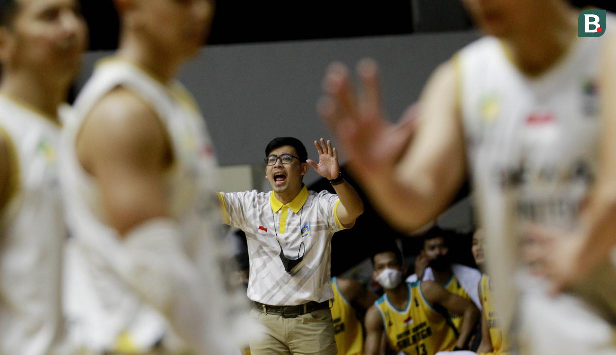 Pelatih Satya Wacana Salatiga, Jerry Lolowang memberikan arahan kepada anak asuhnya saat melawan Dewa United Surabaya dalam laga IBL 2022 di Hall Basket GBK, Jakarta, Selasa (18/1/2022). Satya Wacana Salatiga kalah dengan skor 64-66. (Bola.com/M Iqbal Ichsan)