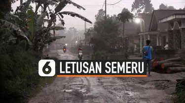 Sejumlah warga di Desa Supit Urang Lumajang meninggalkan rumahnya usai Gunung Semeru memuntahkan lava pijar disertai hujan abu. Warga setempat mengaku mendengar ledakan berkali-kali dari arah Gunung Semeru.