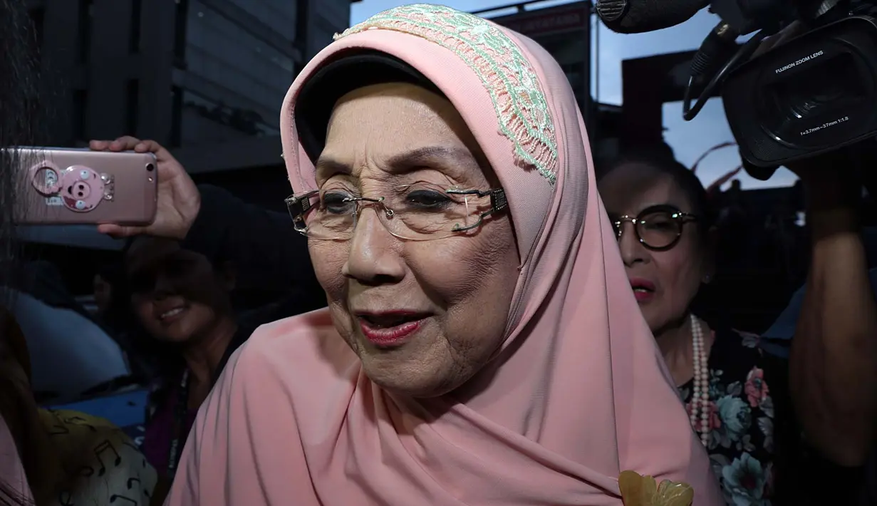 Berita mengenai pernikahan aktris dan sastrawan senior ini memang semakin ramai di masyarakat. Meskipun Nani belum memberi tahu tanggal pasti pernikahannya, namun kabarnya akan berlangsung dalam waktu dekat. (Deki Prayoga/Bintang.com)