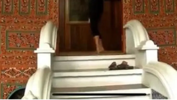 Potret rumah gadang milik mendiang Dorce Gamalama (Sumber: YouTube/Alvin & Friends)