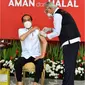 Presiden Jokowi menerima suntikan dosis pertama vaksin Covid-19 dari Sinofac di Kompleks Istana Kepresidenan Jakarta, Rabu (13/1/2021). (dok. Instagram @jokowi/https://www.instagram.com/p/CJ-E6m6BG0W/?igshid=1b084nq8y5ux/Dinny Mutiah)