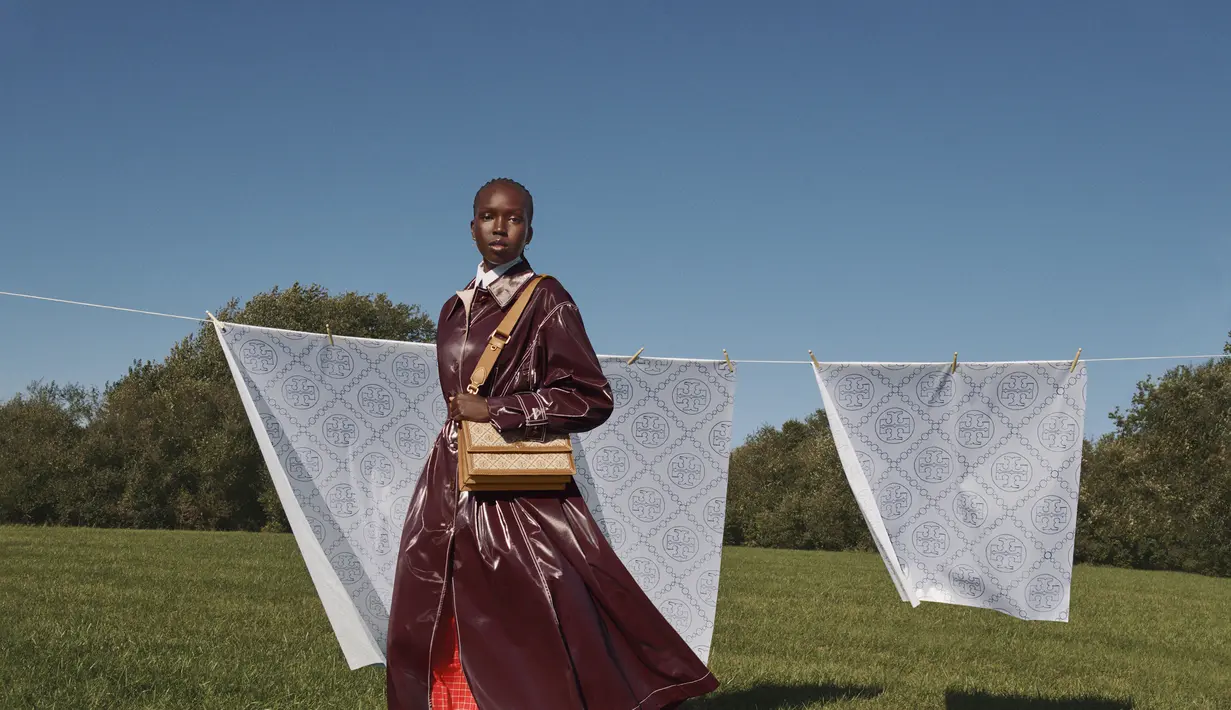 Koleksi T Monogram hadir dengan konsep perjalanan menuju destinasi yang menginspirasi desain. Mulai dari Marrakesh, Shanghai, dan Amalfi hingga Pennsylvania tempat Tory Burch tumbuh.