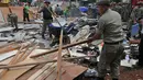 Petugas Satpo PP dan Kepolisian membongkar lapak yang berada di kawasan terminal lebak bulus, Jakarta, (19/6/14) (Liputan6.com/Johan Tallo)