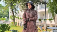 6 Inspirasi Outfit Gamis ala Adelia Istri Pasha Ungu, Modis untuk Usia 30-an