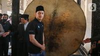 Bintang sepak bola asal Jerman, Mesut Ozil saat berada di Masjid Istiqlal, Jakarta, Jumat (27/5/2022). Seperti diketahui Ozil sedang berada di Jakarta sejak 24 Mei lalu. Pria berkebangsaan Jerman itu telah melakukan serangkaian kegiatan di Indonesia.  (Liputan6.com/Herman Zakharia)