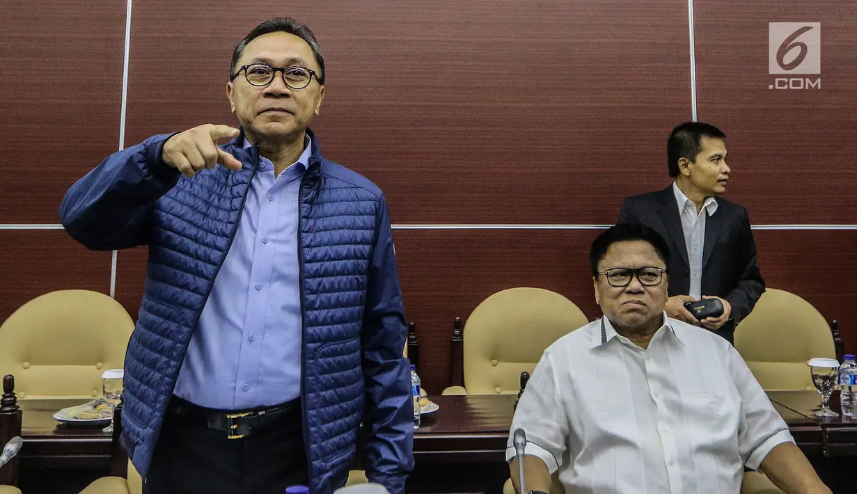 Ketua MPR Zulkifli Hasan (kiri) dan Wakil Ketua MPR Oesman Sapta Odang (kanan) saat Rapat Gabungan di Jakarta, Selasa (24/7). Sidang juga membahas pembentukan panitia ad hoc rancangan naskah haluan negara. (Liputan6.com/JohanTallo)