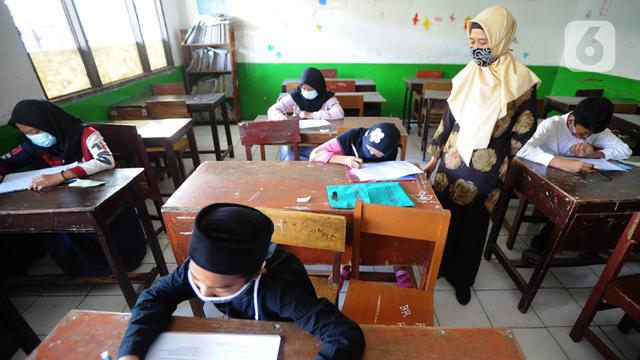 FOTO: Penerapan Protokol Kesehatan dalam Ujian Penilaian Akhir Semester di Depok