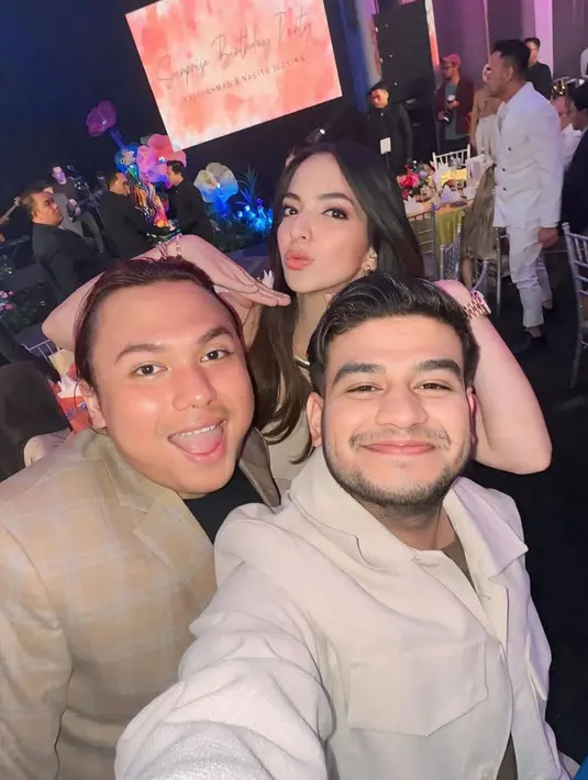 Rambut panjang kecoklatan Nia Ramadhani pun dibiarkan terurai. Ia pun memilih tampil tanpa poni yang memerlihatkan keningnya. [@ramadhaniabakrie]