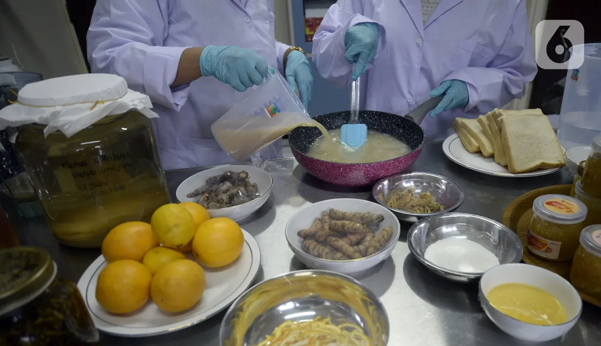 Peneliti LIPI membuat selai jahe merah fermentasi di Puspitek Serpong, Tangerang Selatan, Banten, Senin (26/10/2020). Selai Marmalade yang terbuat dari fermentasi rempah-rempah lokal bisa meningkatkan daya tahan tubuh di tengah pandemi COVID-19. (merdeka.com/Dwi Narwoko)
