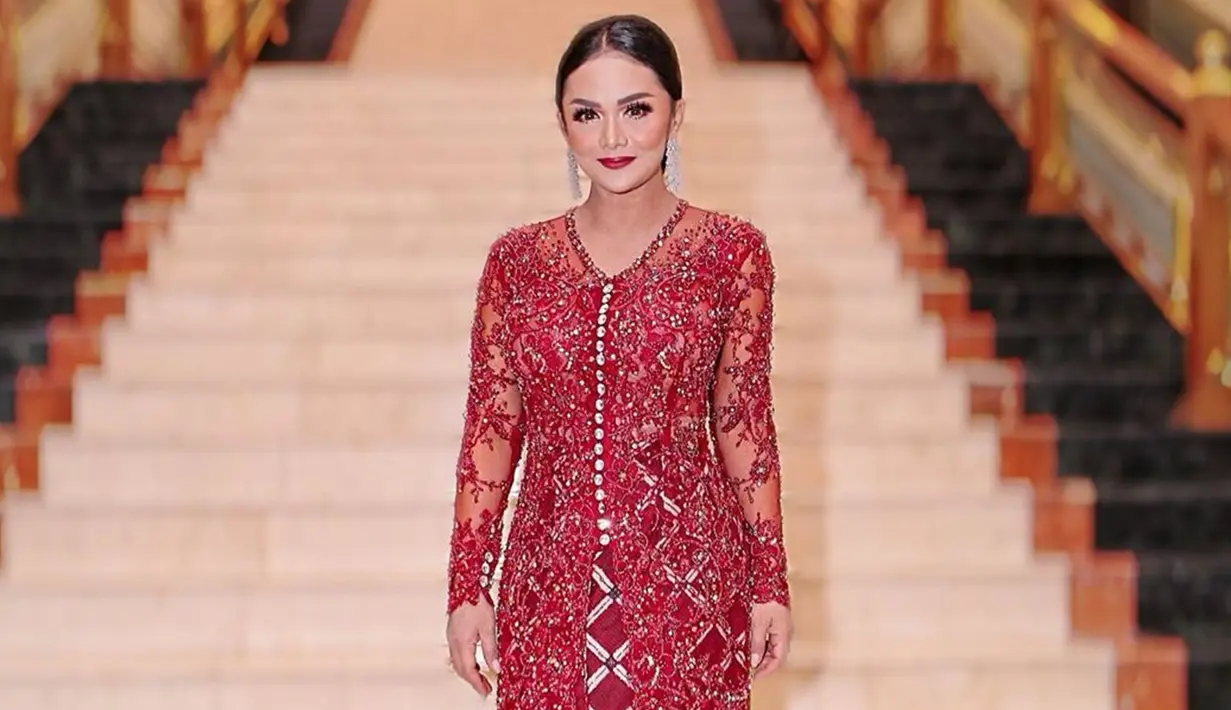 Beberapa kali tampil dihadapan publik menggunakan kebaya, gaya Krisdayanti pun selalu curi perhatian publik. Penampilannya dengan kebaya berwarna merah ini juga mendapat pujian dari netizen. (Liputan6.com/IG/@krisdayantilemos)