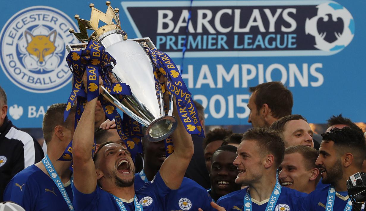 Gelandang Leicester City, Danny Drinkwater mengangkat trofi Premier League dalam perayaan gelar juara Liga Inggris 2015/2016 di King Power Stadium, Leicester (7/5/2016). Danny Drinkwater merupakan produk akademi Manchester United yang tak pernah mencicipi debut bersama tim senior. Ia akhirnya dilepas ke Leicester City pada tengah musim 2011/2012. Pada musim 2015/2016 ia sukses menjuarai Premier League bersama Leicester City. (AFP/Adrian Dennis)