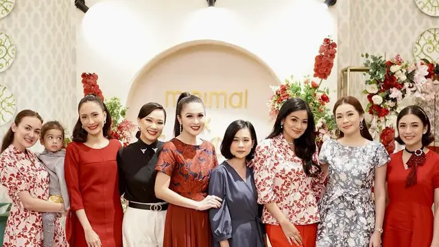 Adu Gaya Artis Kenakan Baju Merah Koleksi Busana Sandra Dewi. [@sandradewi88]