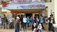 Warga mendatangi KPU Pekanbaru karena tidak bisa mencoblos dengan alasan kekurangan surat suara. (Liputan6.com/M Syukur)