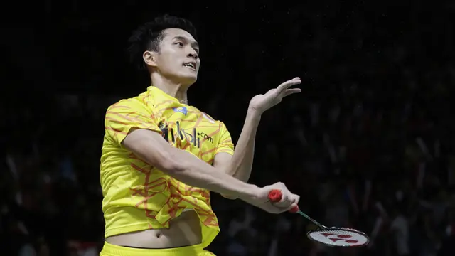 Tunggal putra Indonesia, Jonatan Christie, melakukan smash saat melawan tunggal China. (Bola.com/M. Iqbal Ichsan)