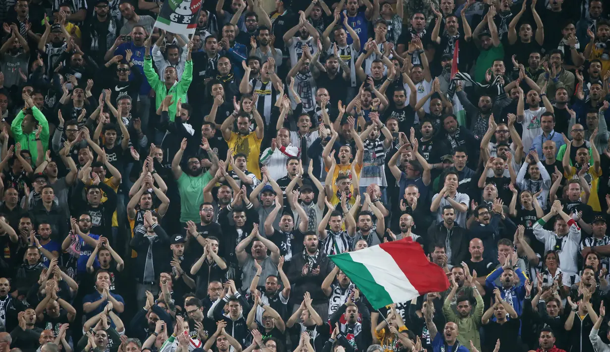 Suporter Juventus merayakan kemenangan tim kesayangannya pada leg pertama babak semifinal Liga Champions di Juventus Stadium, Rabu (6/5/2015). Juventus menang 2-1 atas Real Madrid. (Reuters/Stefano Rellandini)