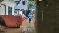 Pemukiman di RT 9 RW 05, Kelurahan Cawang, Kecamatan Kramat Jati, Jakarta Timur masih terendam banjir, Senin (8/11/2021) siang. (Liputan6.com/Ady Anugrahadi)