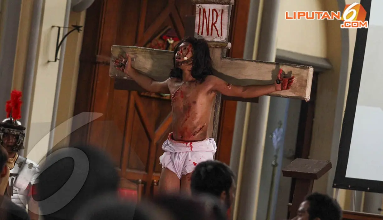 Teaterikal saat Yesus disalib bagian dari Jumat Agung, Gereja Katedral, Jakarta, Jumat (18/4/2014) (Liputan6.com/Faizal Fanani).